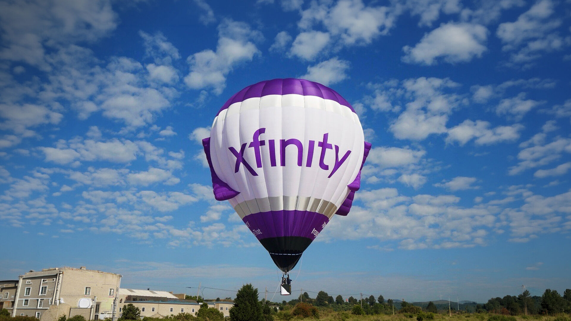 Comcast Brings 90-Foot Xfinity Hot Air Balloon to Michigan Challenge ...